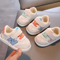 NE W 브랜드 디자이너 소년 소녀 첫 번째 워커 아기 유아 키즈 신발 봄과 가을 새로운 부드러운 바닥 통기성 스포츠 작은 아기 신발 0-1-2 세 EU 크기 16-20