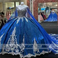 Royal Blue 2022 Balowa Suknia Zroszona Koronka Quinceanera Dress z Cape Off The Ramię Gorset Powrót Princess Sweet 16 Suknia Graduation