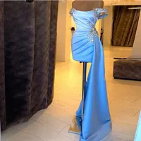 Sky Blue Asymmetriska Cocktail Klänningar från axelpärlorna Glänsande Kort Evening Party Gowns Custom Made Sheath Prom Dress