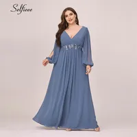 プラスサイズのほこりっぽい青い女性のドレスディープVネック長袖のアップリケRuched Long Party Dress Maxi Chiffon Dress Robe de Soiree 210409