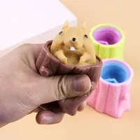 Lindo Animal Ardilla Vent Squeeze Toy To To Titular de la pluma Descompresión Fidget Juguetes para los amigos Guys Girls Regalo