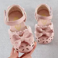サンダルエスト夏の子供の靴ファッションの皮革のための甘い子供女の子の幼児の赤ちゃんの通気性のフーロウアウト弓