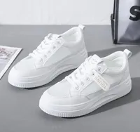 2021 Nueva malla cómoda y transpirable Pequeñas zapatos blancos para mujer Zapatos casuales
