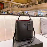 2021 Fashion Catwalk Style Bucket Bag Luxury Designer Ladies Handväska Stora kapacitet Han Dbag High-Quality Väskor High-end enstaka produkter All-match Exquisite Hardware