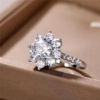 Fedi nuziali Huitan fidanzamento romantico per le donne anello di design floreale con abbagliante pietra cz di alta qualità argento colour gioielli