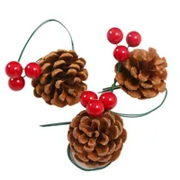 クリスマスデコレーション10pcs人工花レッドベリーパインコーンホリデーフローラルグリーティングカードの装飾工芸のためのホリーの枝と