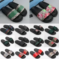 Мужские дизайнеры скользят женские тапочки модные роскоши цветочные туфли кожа резиновые квартиры сандалии летние пляжные туфли.