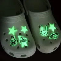 100pcs / lot Bad Bad Bunny PVC Glow Charms dans les accessoires de décoration de chaussures en plastique sombre Jibitz pour les chaussures de sabots croc