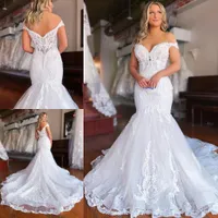 Gorgeous Lace Mermaid Bröllopsklänningar Bröllopklänning 2021 Av Axel Sweep Train Täckt Knappar Tillbaka Skräddarsydda Plus Size Vestido de Novia
