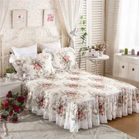 Üst Çiçek Baskılı Fırfır Bedskirt Yatak Örtüsü Yatak Kapak 100% Saten Pamuk Bedcover Levha Prenses Yatak Ev Tekstili Yatak Örtüsü: 1 Yatak Etek + 2 Yastık Kılıfı