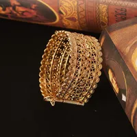 Bangle Dubai Gold Bracelet hollow 꽃 디자인 아기 소녀 아라비아 럭셔리 선물 사이드 커프스 손 스페인어