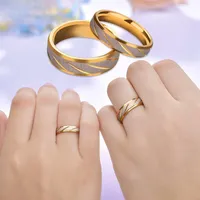 Bröllopsringar 2021 Titanium Stålgravamn Namn Lovers Par Gold Wave Pattern Promise Ring For Women Män Engagemangsmycken
