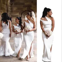 2021 Enkla sexiga afrikanska sjöjungfrun vita brudtärna klänningar elegant en axel sida split trädgård land långa piga av ära kappor golv längd bröllop gästklänning