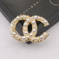 Berühmte Design Gold G Marke Luxurys Dessinger Brosche Frauen Strasshilfe Perlen Buchstaben Broschen Anzug Pin Mode Schmuck Kleidung Dekoration Hochwertige Accessoires