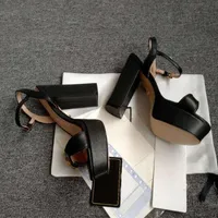 Sandalias de verano Fondo grueso de las mujeres Lace Up High Tacones de cuero Zapatos de mujer Zapatos de hebilla de metal zapatos rojos Zapatos de la boda de las mujeres 12 cm