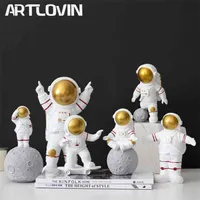 Figurine astronaut Modern Home Decor Spaceman Moon Figures Decorative Desktop Ornaments Resin Silver Cosmonaut Statues Uomo Regalo 210908
