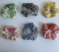 Versión coreana del colorido triángulo letra corbata de pelo, a cuadros, de moda y simple, hembra, entrega rápida de alta calidad
