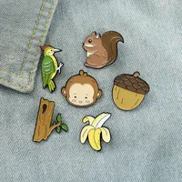 Dibujos animados animal mono broches aleación pintura ardilla piñones pines tree banana mochila cuello collar insignia accesorios al por mayor