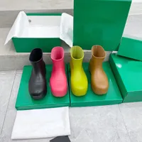 Marka Kadınlar Yağmur Çizmeleri Şeker Renkler Kauçuk Su Geçirmez Ayakkabı Bayanlar Yürüyüş Ayak Bileği Rainboots Rahat Kalın Alt Kısa Önyükleme Su birikintisi PVC Patik