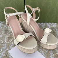 2021 modedesigners senaste kvinnans backar klackar Sandals hamp rep vävning bord läder metall spänne dekoration lyxig bekväma slope häl skor