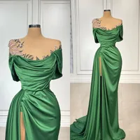 2022 Vestito da sera di perline verde smeraldo con lato alto raso diviso satinato o collo sirena abiti da ballo da ballo su misura Vestidos formale DE FIESTA