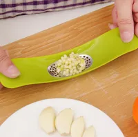 2021 Novo Garlic Cruzador Peeler Spice Picker Stirrer Presser Slicer Glinger Limpar Ferramenta de Cozinha Usefu