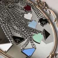 2021 lussurys vendita ciondolo collane moda per uomo donna triangolo invertito lettere designer gioielli di marca gioielli da uomo donna alla moda personalità catena clavicola