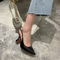 サンダル2021スプリングブラッククローズドトゥ女性のチャンキーヒール2021Autumn Versatileシンプルなハイヒールの靴が指摘