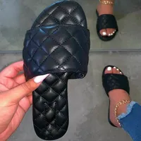女性のサンダル夏の靴のための女性の黒いフラットレディースビーチサンドルデザイナー高級女性のサンダルSandalias Mujer履物C0410