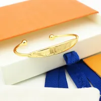 2022 Nya bokstäver Öppna spännearmband Mode Armband för Man Kvinna Bangle Smycken Armband Smycken 3 Färg Top Quality Bangles