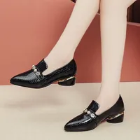 حذاء اللباس النساء مضخات مكتب منخفض الكعب براءات الاختراع الجلود الانزلاق على السيدات أشار تو الإناث الأزياء zapatos موهير 2021