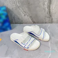 Sandales de concepteur de printemps et d'été Sandales de style léger de style confortable boucles bleu Sliver Cuir Plage Silppers de haute qualité authentique