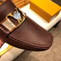 Mens Plaid Embossing Leather Loafers Mäns Lyxig designer Italienska Handgjorda Moccasins Man Casual Slip-On Flats Körskor