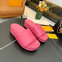 2021 Mulheres Designers Flat Slides Flip Flops Verão Casal Chinelos de Solução Grosseira Aumento de Sandálias de Atmosfera Simples 35-43