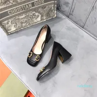 Tasarımcı yüksek topuklu sandalet su geçirmez platformu kaba topuk deri lüks kadın ayakkabı partiler ve ziyafetler için metal toka Seksi sandalet 202