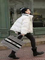 패션 여성 디자이너 광택 아래로 자켓 겨울 여성 드레스 코트 진짜 너구리 모피 코트 분리형 칼라 후드 파크스 Doudoune