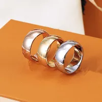 Classic Gold Titanium Steel Ring Men's and Women's Models Letter L Luxury Designer Diamond-Shaped Four-Leaf Clover Gift Inte blekna smycken