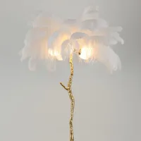 Golvlampor romantisk rosa vit struts fjäderlampa guld träd trunk belysning fixtur hem dekor light luminaria för sovrum