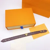 2021 Mode Manchet Luxe Designer Armbanden verkopen van hoge kwaliteit zilveren titanium stalen heren en dames gepersonaliseerde 18 k armband voor een vrouw