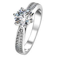 女性NSCDシミュレートされたダイヤモンドリングマイクロ舗装記念日のギフトのための1CTスターブリリアントスターリングシルバーの婚約指輪