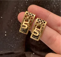 2021 유럽 및 미국 편지 잠금 매그 샹들리에 청동 색상 오래 된 중공 다이아몬드 크리 에이 티브 디자인 실버 바늘 귀걸이 여성 고품질 빠른 배달