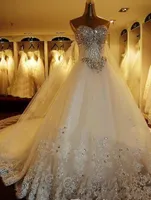 Lungo abito da ballo di pizzo di cristallo scintillante di lusso con le abiti da sposa del treno della cattedrale del tulle su misura