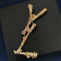 Luksusowy projektant Mody Mężczyźni Kobiet Broszka Szpilki Marka Gold Letter Broszka Pin Suign Sukienka Piny Dla Lady Dane techniczne Designer Biżuteria 4 * 7 cm