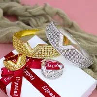 Pendientes Collar Fashion Fashion Letter V Pulsera de circón cubierta de cobre con juego de anillo Dubai Boda Women Jewellry Regalo B1207 PARECES