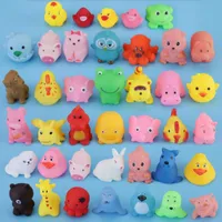 Animales mixtos juguetes de agua natación colorido suave de goma flotante squeise sonido chillido juguete para baño para bebés 2022