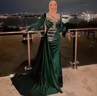 Elegant Emerald Green Satin Hijab Muslim Evening Dresses 2022 Long Sleeves Mermaid Arabic Formal Evening Gown Crystal Beaded Moroccan Kaftan Women Party Prom Wear