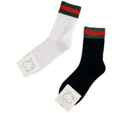 Роскошные дизайнерские хлопковые носки для мужчин Женщины красная зеленая вышивка буквы черная белая дышащая средняя труба носки 2Pairs/лот