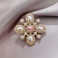 Basit çift harfli pimler Kadın Lüks Tasarımcı Broşlar Marka Logo Tasarımı Crystal Pearl Broş Takım Pin Düğün Takı Aksesuarları