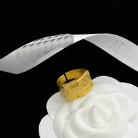 Nuovi anelli di nozze progettati Fashion Medusa Profilo Photo Famiglia Anelli in ottone 18K Gold Ladies Diamonds Ring Designer Jewelry RR01