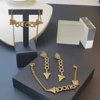 2021 Nieuwe mode pijlvormige kettingontwerper Bracelet Diamond Letter Pendant oorbellen dames persoonlijkheid all-match sieraden